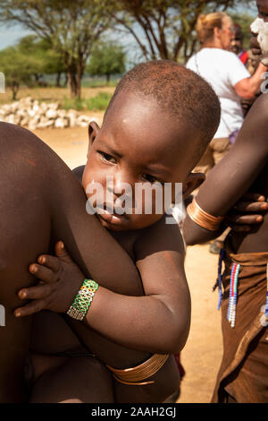 L'Éthiopie, de l'Omo, Kolcho village, jeune enfant tribal Karo dans mother's arms Banque D'Images