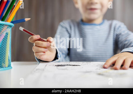 Petit enfant à la maison dessin sur le papier Banque D'Images