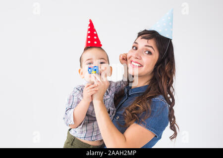 Vacances famille et concept - Portrait of happy mother and baby at Birthday party. Banque D'Images