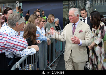 Le Prince de Galles accueille le public au cours d'une visite à la Cathédrale de Christchurch, le sixième jour de la visite royale de Nouvelle-Zélande. Banque D'Images