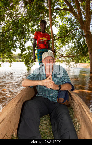 L'Éthiopie, de l'Omo, Omorate senior male tourist en pirogue sur la rivière Omo Banque D'Images