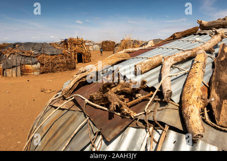 L'Éthiopie, de l'Omo, Omorate, Dasenech village, près de la frontière kenyane, Dasenech tribal house fabriqués à partir de feuilles de métal Banque D'Images