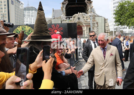 Le Prince de Galles accueille le public au cours d'une visite à la Cathédrale de Christchurch, le sixième jour de la visite royale de Nouvelle-Zélande. PA Photo. Photo date : vendredi 22 novembre, 2019. Voir PA story ROYALS Charles. Crédit photo doit se lire : Chris Jackson/PA Wire Banque D'Images