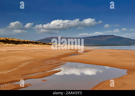 Ciel bleu et les nuages blancs AU-DESSUS DE LA MER ET DES SABLES D'OR Banque D'Images