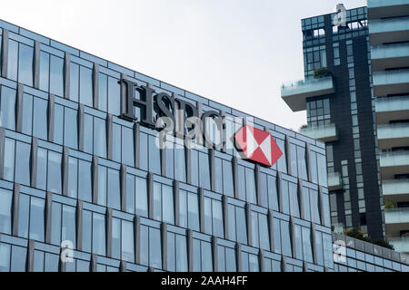 Milan, Italie : le logo de la banque HSBC sur l'immeuble du siège social à Milan Banque D'Images
