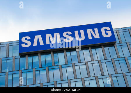 Milan, Italie : Ledwall géant avec le Samsung logo ci-dessus le bâtiment du siège de la société à Milan Banque D'Images