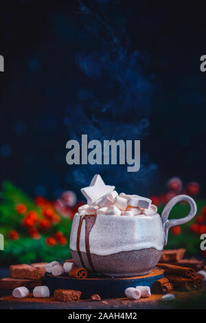 L'hiver chaud boire avec le cacao et les guimauves, boisson de Noël sur fond sombre Banque D'Images