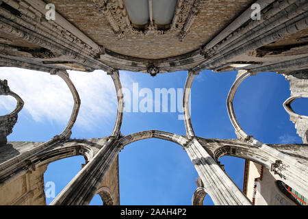 Ruines de la cité médiévale (Convento do Carmo Carmo Convent) à Lisbonne, Portugal, lors d'une journée ensoleillée en été. Banque D'Images