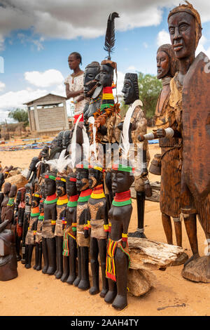 L'Éthiopie, de l'Omo, Turmi, marché hebdomadaire, décrochage des souvenirs pour touristes Banque D'Images