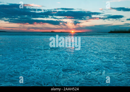 coucher de soleil sur la rivière d'hiver Banque D'Images