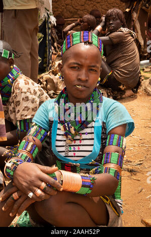 L'Éthiopie, de l'Omo, Turmi, marché hebdomadaire, habillés de couleurs vives femme tribal Hamar avec bras de perles bracelets Banque D'Images