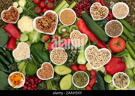 Nourriture santé pour les végétaliens avec fruits, légumes, herbes, noix, graines, légumineuses, pâtes, céréales et céréales. Riche en vitamines, antioxydants, et de fibres. Banque D'Images