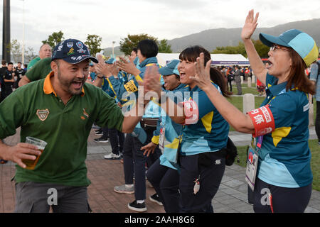 Accueil Bénévoles fans après la Coupe du Monde de Rugby 2019 bassin C match entre les Etats Unis et les Tonga au stade de Rugby Hanazono dans Osaka, Osaka, Japon le 13 octobre 2019. Credit : AFLO/Alamy Live News Banque D'Images