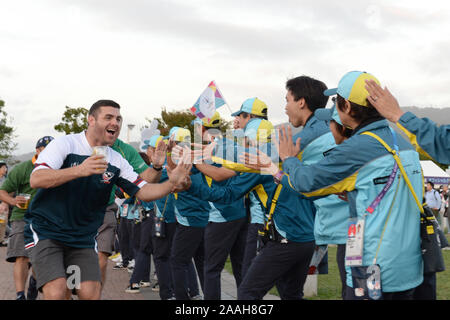 Accueil Bénévoles fans après la Coupe du Monde de Rugby 2019 bassin C match entre les Etats Unis et les Tonga au stade de Rugby Hanazono dans Osaka, Osaka, Japon le 13 octobre 2019. Credit : AFLO/Alamy Live News Banque D'Images