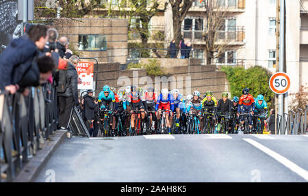 Meudon, France - le 4 mars 2018 : Le gagnant de l'étape 1, Arnaud Demare du team Groupama-FD, école à l'avant du peloton pendant Paris-Nice 2018. Banque D'Images