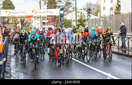 Meudon, France - le 4 mars 2018 : Le gagnant de l'étape 1, Arnaud Demare du team Groupama-FD, école à l'avant du peloton pendant Paris-Nice 2018. Banque D'Images