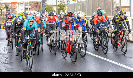 Meudon, France - le 4 mars 2018 : le peloton pendant Paris-Nice 2018 équitation. Banque D'Images