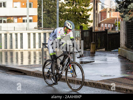 Meudon, France - le 4 mars 2018 : Le cycliste français Amael Moinard d Fortuneo-Samsic l'équipe de circonscription pendant Paris-Nice 2018. Banque D'Images