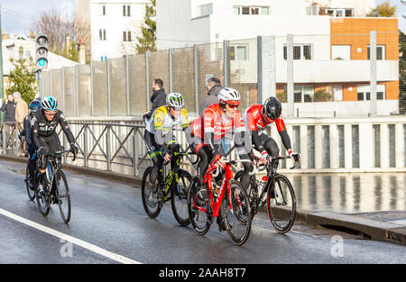 Meudon, France - le 4 mars 2018 : Groupe de cyclistes équitation lors de Paris-Nice 2018. Banque D'Images