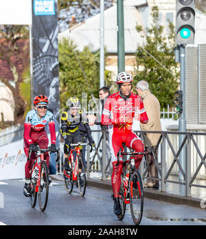 Meudon, France - le 4 mars 2018 : Groupe de trois cyclistes équitation lors de Paris-Nice 2018. Banque D'Images