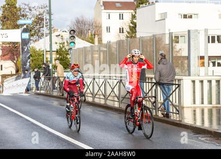 Meudon, France - le 4 mars 2018 : Groupe de trois cyclistes équitation lors de Paris-Nice 2018. Banque D'Images