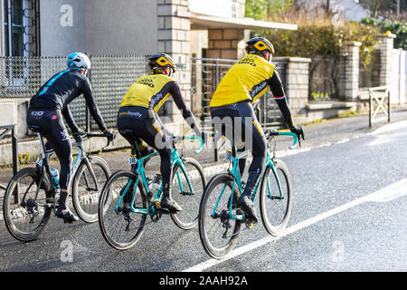 Meudon, France - le 4 mars 2018 : vue arrière d'un groupe de trois coureurs équitation pendant Paris-Nice 2018. Banque D'Images