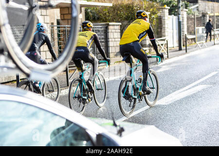 Meudon, France - le 4 mars 2018 : vue arrière d'un groupe de trois coureurs équitation pendant Paris-Nice 2018. Banque D'Images