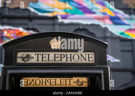 Londres, Royaume-Uni - Octobre 2019 : Ancienne, négligés et délabrées traditionnel vieux Londres cabine téléphonique détail, Catford, Lewisham Banque D'Images