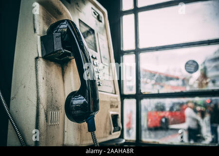 Londres, Royaume-Uni - Octobre 2019 : Ancienne, négligés et délabrées vieux Londres cabine téléphonique traditionnel à Catford, Lewisham Banque D'Images