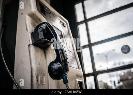 Londres, Royaume-Uni - Octobre 2019 : Ancienne, négligés et délabrées vieux Londres cabine téléphonique traditionnel à Catford, Lewisham Banque D'Images