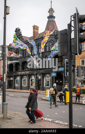 Londres, Royaume-Uni - Octobre 2019 : Les personnes qui traversent la route en face de la vue en couleur de la vie, le neuvième pub multi-pièces à plusieurs niveaux, Banque D'Images