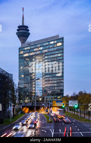 Entrée du tunnel Rheinufer devant l'Stadttor à Dusseldorf. Banque D'Images