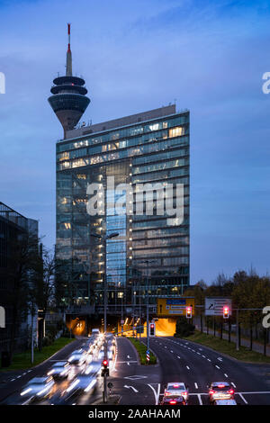 Entrée du tunnel Rheinufer devant l'Stadttor à Dusseldorf. Banque D'Images