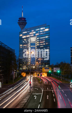 Entrée du tunnel Rheinufer devant l'Stadttor à Dusseldorf. Banque D'Images