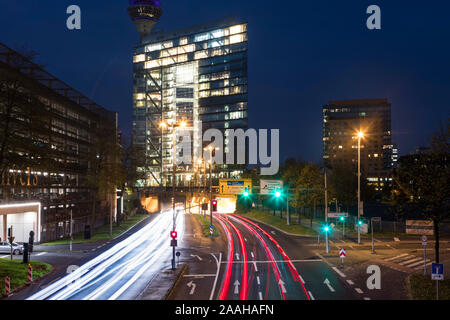 Entrée du tunnel Rheinufer devant l'Stadttor à Dusseldorf. Banque D'Images