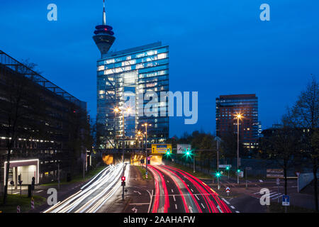 Entrée du tunnel Rheinufer devant l'Stadttor à Dusseldorf. Banque D'Images