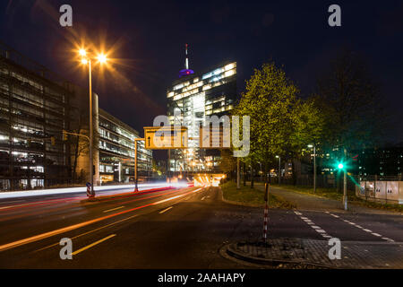 Entrée du tunnel Rheinufer devant l'Stadttor à Dusseldorf. Banque D'Images