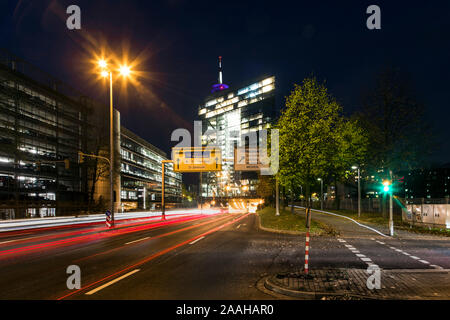 Entrée du tunnel Rheinufer devant l'Stadttor à Dusseldorf. Banque D'Images