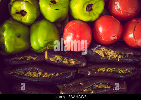 Les aubergines sont farcies de viande d'agneau et de riz. En Turquie, ce plat s'appelle Patlican dolmasi. remplissage d'aubergines . Aubergines farcies dans la chaudière . Banque D'Images