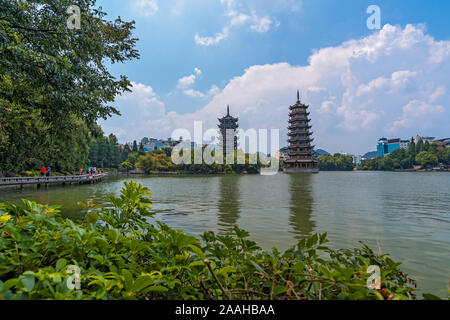 Guilin, Chine - Août 2019 : Soleil et lune de Pagodes Tours à Shanhu ou lac Shan dans la ville de Guilin, province du Guangxi Banque D'Images