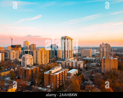 Photo aérienne de la ville et le centre-ville de London, en Ontario, au Canada alors que le soleil se couche à la fin de l'automne, novembre 2019. Banque D'Images