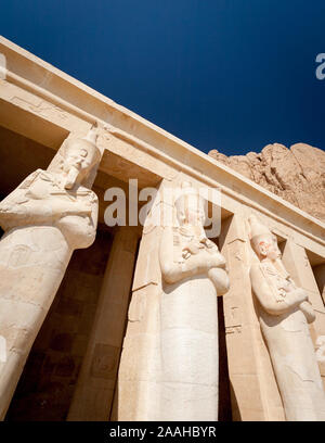 Dans les colonnes du Temple Hatshepsut, Luxor, Egypte, près de la Vallée des Rois, Louxor, Egypte. Banque D'Images