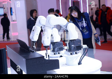 Beijing, Beijing, Chine. 21 Nov, 2019. Beijing, Chine - le 21 novembre 2019, la première conférence mondiale 5G exposition a ouvert ses portes à Yichuang International Convention and Exhibition Centre, Beijing, couvrant une superficie de près de 20 000 mètres carrés et l'accent sur le développement et l'application 5g.l'exposition présente les dernières réalisations en matière de développement 5G et les derniers scénarios. Crédit : SIPA Asie/ZUMA/Alamy Fil Live News Banque D'Images