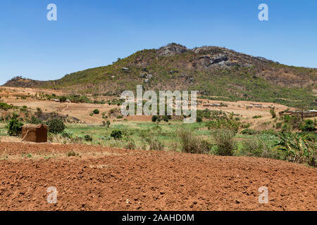 Paysage agricole dans le nord du Malawi - hautes terres arides contrastent avec des zones humides / dambo vert Banque D'Images