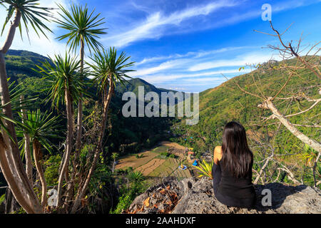 Femme assise et admirer la grande vue il manifeste Wat Na Khu Ha temple dans la province de Phrae, Thaïlande Banque D'Images