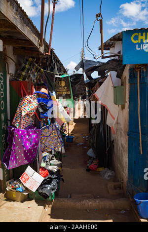 Ruelle étroite / scène de rue au marché de Mzuzu, Malawi Banque D'Images