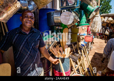 Un vendeur au marché de Mzuzu, Malawi, se tient à la porte de son magasin Vente de quincaillerie Banque D'Images