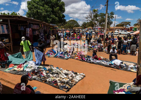 Vêtements en vente sur le terrain dans le marché de Mzuzu, Malawi Banque D'Images