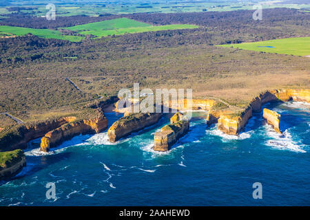 Vue panoramique vue aérienne de douze apôtres côte au Port Campbell National Park, Victoria, Australie Banque D'Images