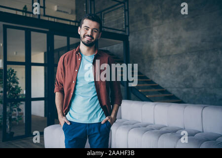 Portrait de Guy Chef de la confiance positive optimiste spécialiste concept de leadership séjour en home-office, comme porter des vêtements de style décontracté à l'intérieur en loft Banque D'Images